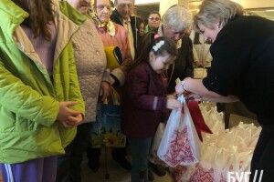 Дітям-сиротам Нововолинська вручили Великодні подарунки