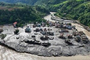 Руйнівна повінь у Непалі: доля 56 зниклих українців залишається невідомою