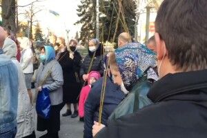Карантин не завадив представникам Московського патріархату влаштувати масове освячення лози у Рівному (Відео)