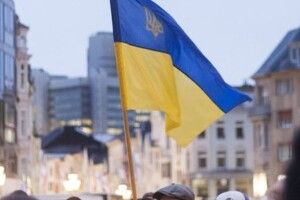 Підлітки помітили прапор України на землі... (Відео) 
