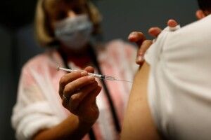 МОЗ розширює перелік професій для обов’язкової вакцинації від коронавірусу