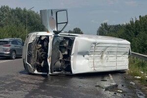«Мерседес» на даху: на Волині 19-річний водій не впорався зі швидкістю