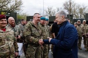 Петро Порошенко передав партію техніки та дронів у 15 бригад і батальйонів