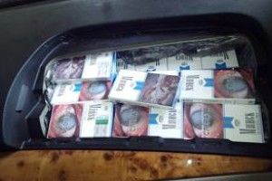 Білорус сигарети намагався перевезти через кордон в панелі приладів, сидіннях та запасному колесі авто (фото, відео)