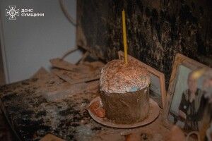 У розтрощеній російською атакою квартирі в Cумах вціліла паска (Фото)