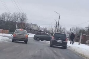 У Луцьку автівка влетіла у стовп (Відео)