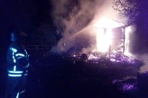 Чоловік прокинувся у палаючому будинку. Самому загасити пожежу не вдалося