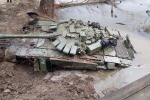 На Сумщині з річки дістали затонулий російський танк з екіпажем (Фото)
