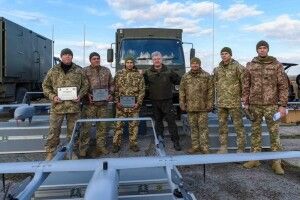 Тримає російську РЕБ: Порошенко на східному напрямку передав військовим партію БПЛА «Poseidon»