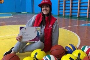 Вчителька із волинського села отримала спортінвентар від братів Кличків