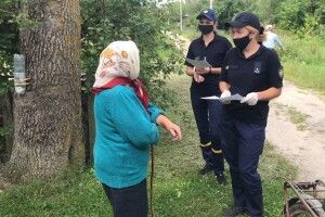 На Волині бійці ДСНС вчили селян крутити голову червоному півню (Фото)