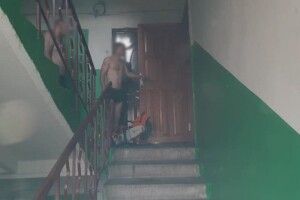 Врятували сплячого: у Рівному зрізали двері до квартири, де сталась пожежа (Відео)