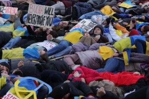 У європейських столицях пройшли акції на згадку про закатованих у Бучі.