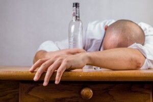 Хильнув на місці злочину: грабіжник заснув... за прилавком магазину