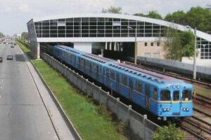 У Києві 55-річний пасажир стрибнув під поїзд метро на очах у старенької мами…