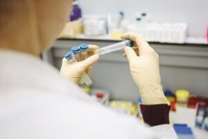 Назвали новий непомітний симптом коронавірусу, який часто турбує людей