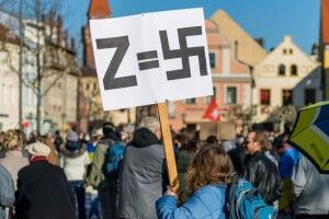 Каравани вантажівок із путінською «свастикою»: що вивозять російські війська з України