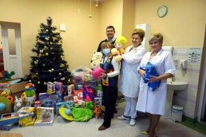 Волинський чиновник завітав у дитячу лікарню з подарунками
