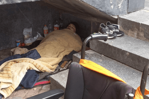 У Луцьку під сходами драмтеатру лежить чоловік з гангреною: ніхто не реагує 