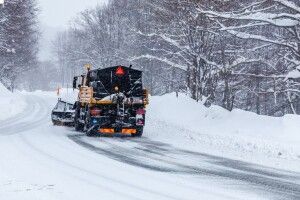 На дорогах Волині снігоприбиральна техніка працювала всю ніч