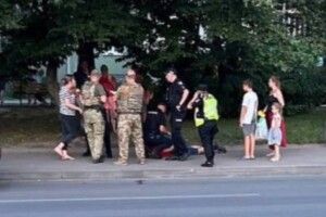 У Луцьку п'яний чоловік влаштував «лицарські бої» (Відео)