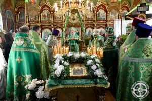 Храм МП на Волині, де відмовились відспівувати загиблого воїна, відвідало вище духовенство