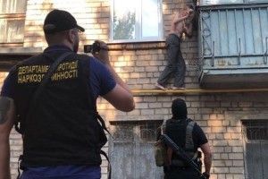 Поліція провела обшуки у членів угрупування Дніпропетровщини, яке збувало наркотики по всій Україні 