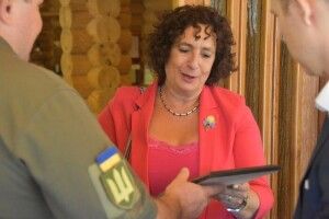 Посол Британії з жовто-блакитним манікюром вразила соцмережі