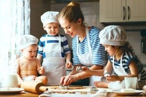 Печемо разом із дітьми: корисні поради для мам