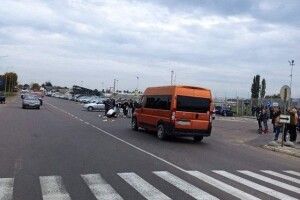 У Луцьку автомобіль збив жінку, постраждалу забрала «швидка»