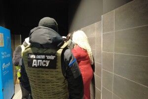 В Україні на зйомках телешоу затримали «сваху», яка влаштовувала фіктивні шлюби іноземців з українками 