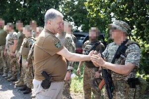 У прифронтовому містечку на Донеччині Порошенко передав десантникам дрони 