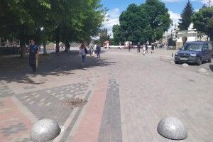 У Луцьку на Театральному майдані працюють обмежувачі руху