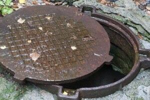 Пошкодженний суглоб, розбитий телефон: лучанин провалився у каналізаційний люк посеред міста