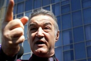 Президент відомого румунського клубу закликав відкрити стадіони: аби «увесь світ перехворів на коронавірус»