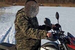 На Волині оштрафували рибалку за те, що їздив мотоциклом по замерзлій річці