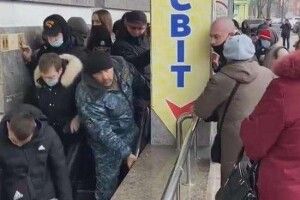 Шок: у Полтаві покупці взяли штурмом магазин секонд-хенду (Відео) 