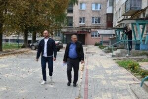 Очільник Луцька перевірив, як у місті проводять ремонти у дворах