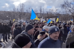У Новій Каховці тисячі людей вийшли на мітинг, щоб «вимести» окупантів з рідного міста (Відео)