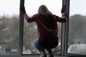 У Києві 14-річна дівчинка випала з вікна школи