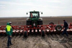 Рашисти пригнали викрадені в Україні комбайни в Чечню, але не можуть їх увімкнути
