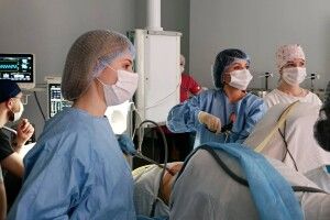 Волинські гінекологи видалили жінці велику пухлину матки