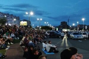 Зібралося близько сотні: як лучани вболівають за збірну України (Фото, відео)