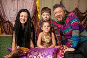 Український виконавець Сергій Бабкін розповів, що в школі його били за яскравий одяг