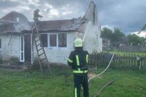 На Волині горіли автівка і будинок