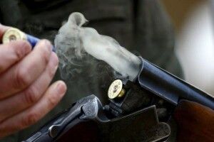 41-річний чоловік вистрілив у спину 19-річній дівчині, а потім застрелився сам