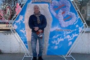 У Калуші нестандартно відзначили День закоханих: ритуальний салон оформив фотозону «Любов до гробу» 