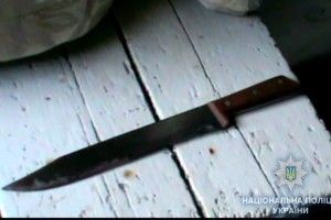 Погрожуючи ножем, житель Рівненщини пограбував літню родичку