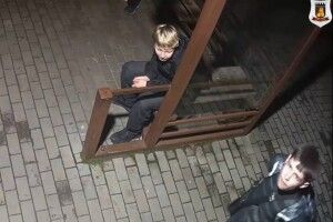 У Луцьку розшукують підлітків, які пошкодили камеру на смарт-зупинці