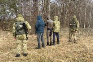 На Волині прикордонники з пострілами затримали трьох зухвальців, хоча один втікав через Буг